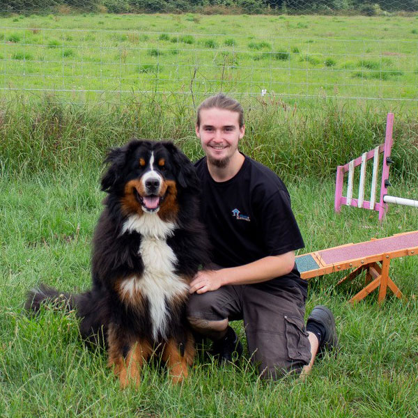 charlie classic kennels jersey kneeling with a Newfoundland